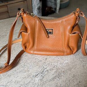 Authentic Dooney and Bourke leather purse. In excellent condition